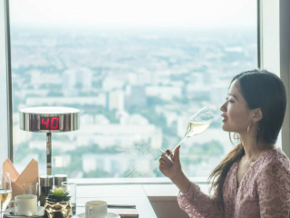 Champagne_and_breakfast_on_the_Berlin_TV_tower