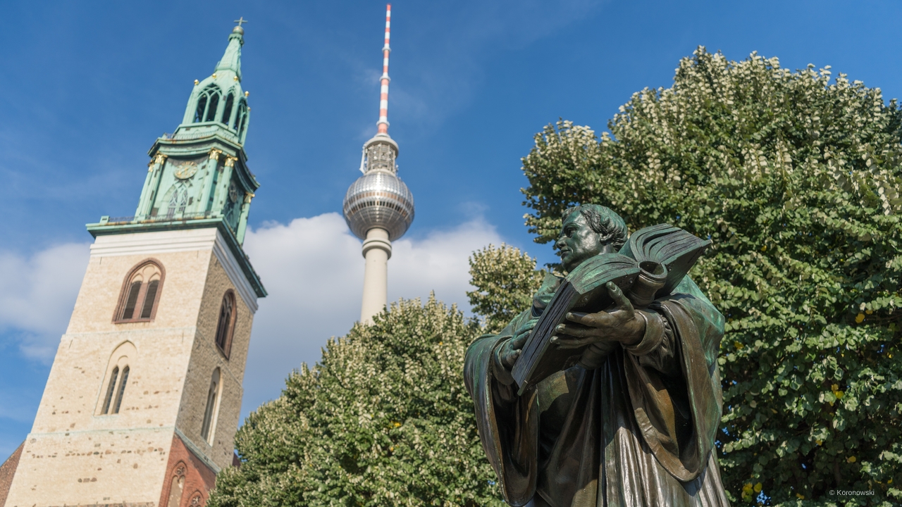 Besuche den Berliner Fernsehturm.
