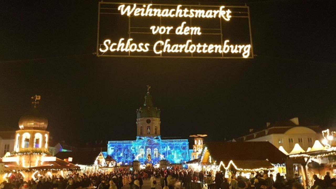Besuchen Sie den Weihnachtsmarkt am Schloss Charlottenburg in Berlin.