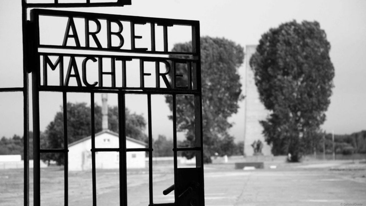 Besuchen Sie bei einer Führung das KZ Sachsenhausen.