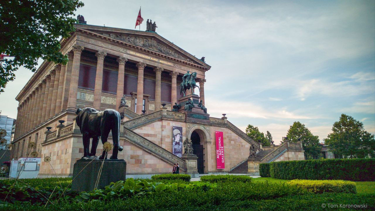 Die Alte Nationalgalerie auf der Museumsinsel mit Reiterstandbild Friedrich Wilhelms IV.