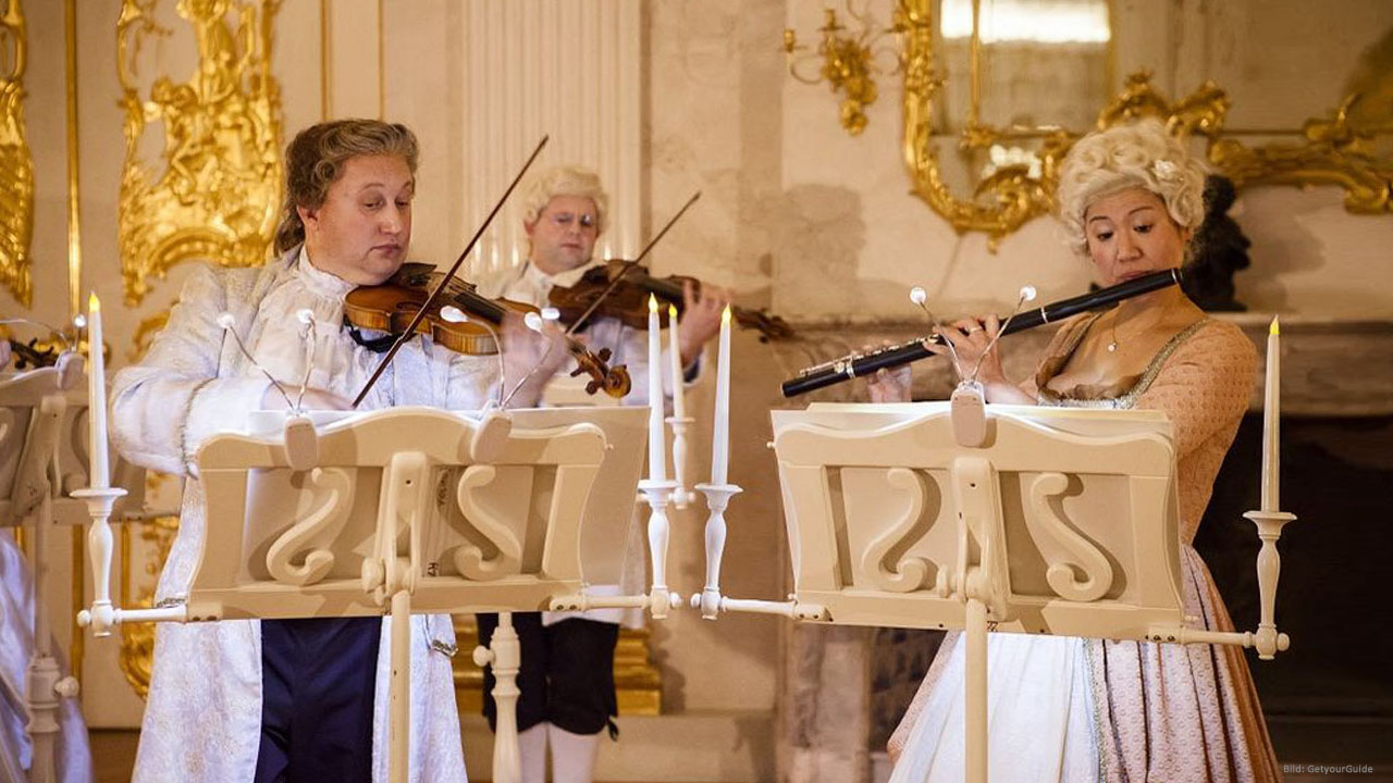 Solisten in barocker Kleidung beim Residenz Konzert im Schloss Charlottenburg Berlin