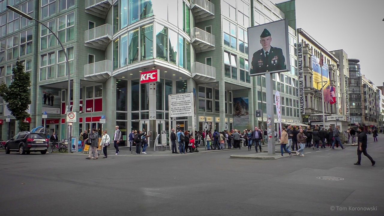 Besuchen Sie den Checkpoint Charlie in Berlin.